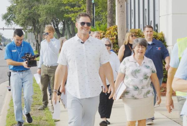 弗雷德。琼斯, Director of 澳门足彩app’s 规划 + 设计 Collaborative, leads a Walking Audit during the master planning process with stakeholders in Orange Park, 佛罗里达.